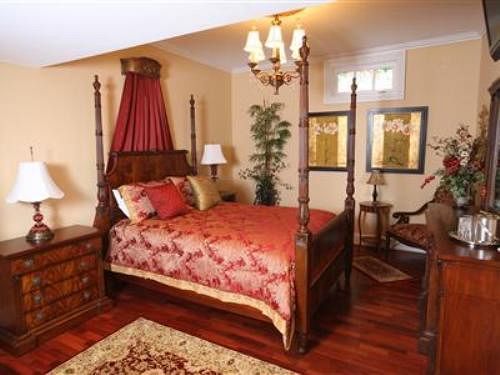 Chestnut Hill Bed & Breakfast Orange Room photo